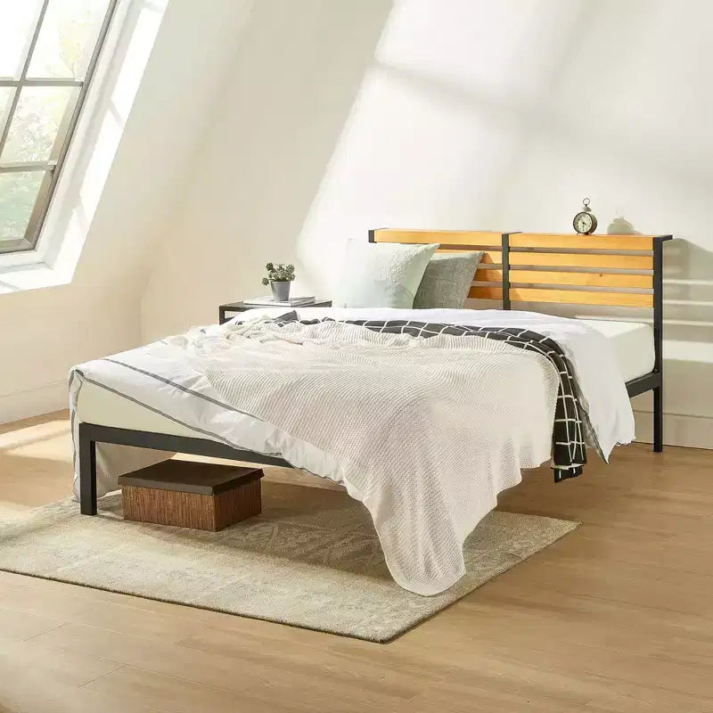 Struttura letto a piattaforma in metallo e legno con mensola/testiera integrata