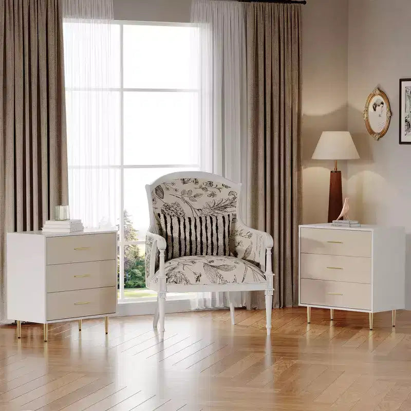 Comodino con 3 cassetti con maniglie e gambe dorate, Comodino in legno con superficie effetto lino, Cassettiera bianca, Tavolino d'appoggio